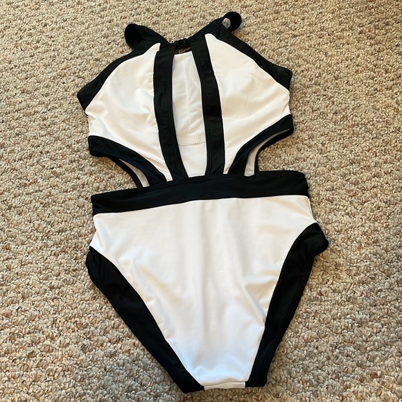 SHEIN Black and white cutout one piece - Picture 3 of 3